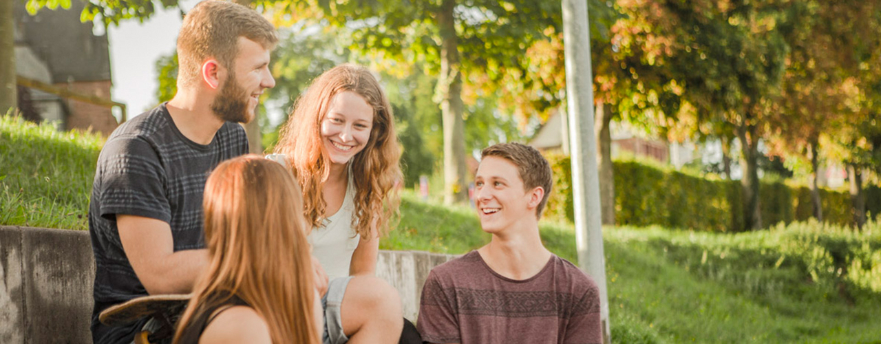 SchülerTicket Hessen Vier Schüler sitzen in der Natur